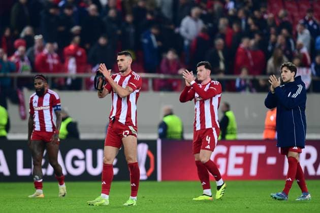 Players of Olympiacos react after the final whistle of the UEFA Europa League league phase matchday 6 soccer match between Olympiacos and Twente held at Stadium Georgios Karaiskakis in Piraeus, Greece, 12 December 2024. IMAGO ONE INCH PRODUCTIONS PIRAEUS Greece Copyright: xOnexInchxProductionsx 6406888