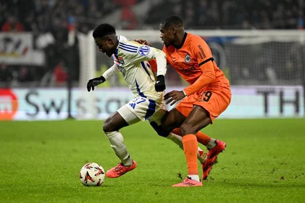 12 12 2024, xjhx, Football UEFA Europa League, Olympique Lyon Eintracht Frankfurt emspor, v l Ernest Nuamah Olympique Lyon Niels Nkounkou Eintracht Frankfurt Zweikampf, Aktion, action, battle for the ball DFL DFB REGULATIONS PROHIBIT ANY USE OF PHOTOGRAPHS as IMAGE SEQUENCES and or QUASI VIDEO Lyon