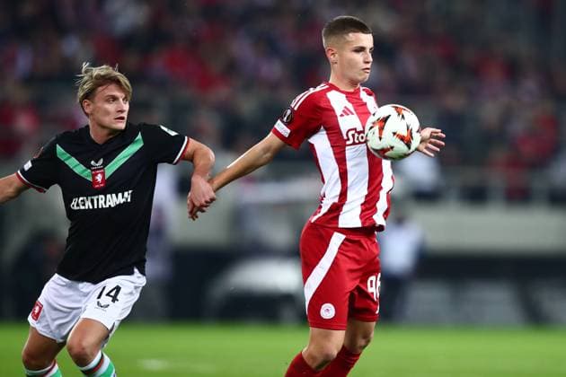 Christos Mouzakitis of Olympiacos in action against Sem Steijn of Twente during the UEFA Europa League league phase matchday 6 soccer match between Olympiacos and Twente held at Stadium Georgios Karaiskakis in Piraeus, Greece, 12 December 2024. IMAGO ONE INCH PRODUCTIONS PIRAEUS Greece Copyright: xOnexInchxProductionsx 6406403