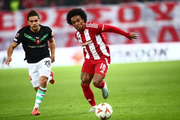 Willian of Olympiacos in action during the UEFA Europa League league phase matchday 6 soccer match between Olympiacos and Twente held at Stadium Georgios Karaiskakis in Piraeus, Greece, 12 December 2024. IMAGO ONE INCH PRODUCTIONS PIRAEUS Greece Copyright: xOnexInchxProductionsx 6406455