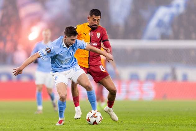 241212 Lasse Berg Johnsen of Malmö FF and Kerem Demirbay of Galatasaray during the UEFA Europa League football match between Malmö FF and Galatasaray on December 12, 2024 in Malmö Photo Jonas Ljungdahl BILDBYRAN COP 144 PA0940 fotboll football soccer fotball uefa europa league europa league malmö ff galatasaray bbeng  Copyright: JONASxLJUNGDAHL BB241212JO033