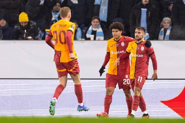 241212 Gabriel Sara and Yunus Akgun of Galatasaray celebrates after the 1 2 goal during the UEFA Europa League football match between Malmö FF and Galatasaray on December 12, 2024 in Malmö Photo Jonas Ljungdahl BILDBYRAN COP 144 PA0940 fotboll football soccer fotball uefa europa league europa league malmö ff galatasaray bbeng jubel  Copyright: JONASxLJUNGDAHL BB241212JO034