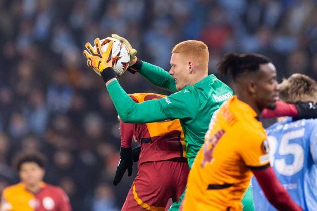 241212 goalkeeper Joakim Persson of Malmö FF during the UEFA Europa League football match between Malmö FF and Galatasaray on December 12, 2024 in Malmö Photo Jonas Ljungdahl BILDBYRAN COP 144 PA0940 fotboll football soccer fotball uefa europa league europa league malmö ff galatasaray bbeng  Copyright: JONASxLJUNGDAHL BB241212JO038