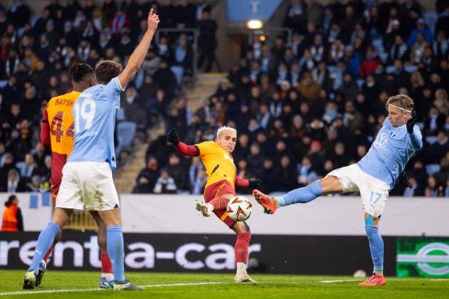 241212 Lucas Torreira of Galatasaray and Jens Stryger Larsen of Malmö FF during the UEFA Europa League football match between Malmö FF and Galatasaray on December 12, 2024 in Malmö Photo Jonas Ljungdahl BILDBYRAN COP 144 PA0940 fotboll football soccer fotball uefa europa league europa league malmö ff galatasaray bbeng  Copyright: JONASxLJUNGDAHL BB241212JO046