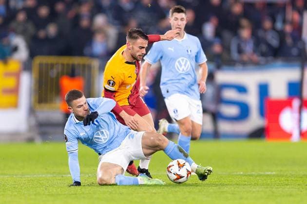 241212 Gabriel Busanello of Malmö FF and Yunus Akgun of Galatasaray during the UEFA Europa League football match between Malmö FF and Galatasaray on December 12, 2024 in Malmö Photo Jonas Ljungdahl BILDBYRAN COP 144 PA0940 fotboll football soccer fotball uefa europa league europa league malmö ff galatasaray bbeng  Copyright: JONASxLJUNGDAHL BB241212JO047