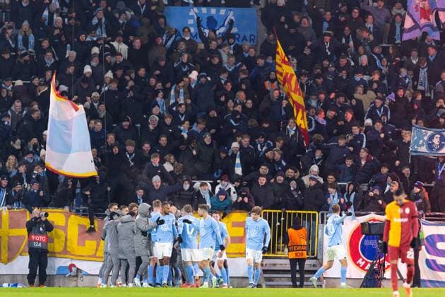 241212 Players of Malmö FF celebrates infant of fans after the 2 2 goal during the UEFA Europa League football match between Malmö FF and Galatasaray on December 12, 2024 in Malmö Photo Jonas Ljungdahl BILDBYRAN COP 144 PA0940 fotboll football soccer fotball uefa europa league europa league malmö ff galatasaray bbeng publik supporter fans läktare  Copyright: JONASxLJUNGDAHL BB241212JO049