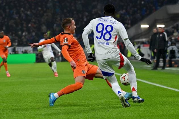 12 12 2024, xjrdrx, Football UEFA Europa League, Olympique Lyon Eintracht Frankfurt emspor, v l Mario Götze Goetze Eintracht Frankfurt Ainsley Maitland Niles Olympique Lyon Zweikampf, Aktion, action, battle for the ball DFL DFB REGULATIONS PROHIBIT ANY USE OF PHOTOGRAPHS as IMAGE SEQUENCES and or QUASI VIDEO Lyon