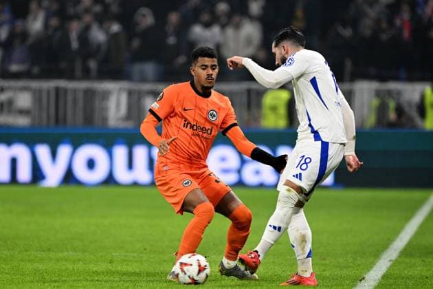12 12 2024, xjhx, Football UEFA Europa League, Olympique Lyon Eintracht Frankfurt emspor, v l Ansgar Knauff Eintracht Frankfurt Rayan Cherki Olympique Lyon Zweikampf, Aktion, action, battle for the ball DFL DFB REGULATIONS PROHIBIT ANY USE OF PHOTOGRAPHS as IMAGE SEQUENCES and or QUASI VIDEO Lyon