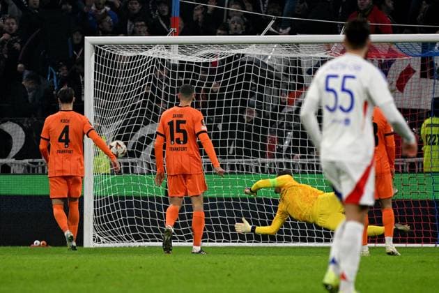 12 12 2024, xjhx, Football UEFA Europa League, Olympique Lyon Eintracht Frankfurt emspor, v l Kevin Trapp Eintracht Frankfurt at the goal to 3 1 by Ernest Nuamah Olympique Lyon DFL DFB REGULATIONS PROHIBIT ANY USE OF PHOTOGRAPHS as IMAGE SEQUENCES and or QUASI VIDEO Lyon