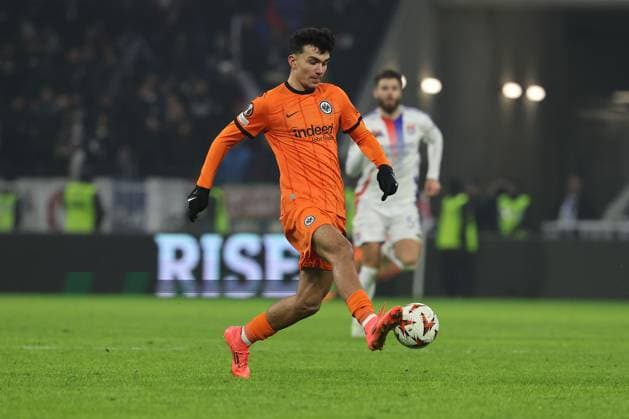 2024 12 12 6 Matchday UEFA Europa League Olympique Lyonnais Eintracht Frankfurt v l , Can Yilmaz Uzun Eintracht Frankfurt on the ball, cropped image, single image, full body, action, action scene DFL REGULATIONS PROHIBIT ANY USE OF PHOTOGRAPHS AS IMAGE SEQUENCES AND OR QUASI VIDEO Copyright: JoaquimxFerreira