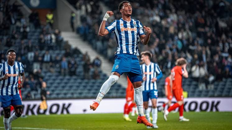FC Porto vs FC Midjtjiland Danny Namaso do Futebol Clube do Porto celebra golo no jogo para a Uefa Europe League (Fotografia por Smileshutter8 AvantSports) Copyright: xSmileShutter8 AvantSportsx