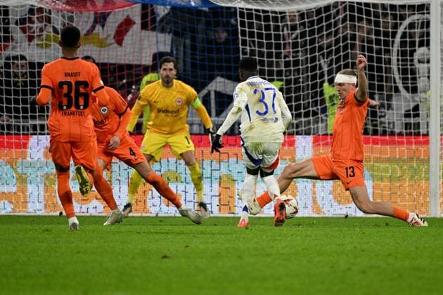 12 12 2024, xjhx, Football UEFA Europa League, Olympique Lyon Eintracht Frankfurt emspor, v l Kevin Trapp Eintracht Frankfurt Ernest Nuamah Olympique Lyon Rasmus Kristensen Eintracht Frankfurt Zweikampf, Aktion, action, battle for the ball DFL DFB REGULATIONS PROHIBIT ANY USE OF PHOTOGRAPHS as IMAGE SEQUENCES and or QUASI VIDEO Lyon