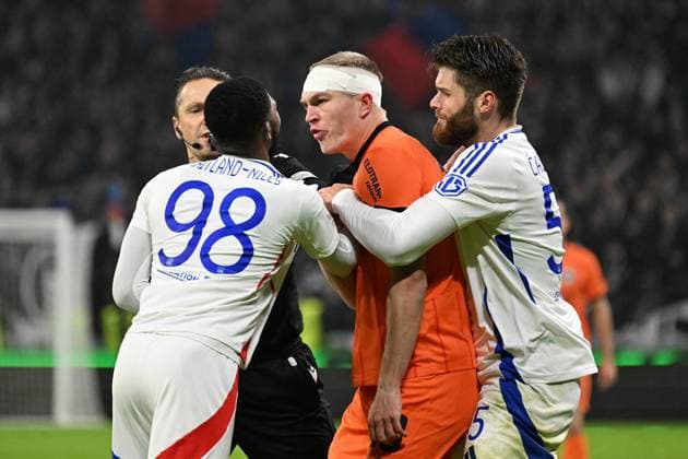 12 12 2024, xjhx, Football UEFA Europa League, Olympique Lyon Eintracht Frankfurt emspor, v l Referee Referee Andris Treimanis Latvia Ainsley Maitland Niles Olympique Lyon Rasmus Kristensen Eintracht Frankfurt Duje Caleta Car Olympique Lyon DFL DFB REGULATIONS PROHIBIT ANY USE OF PHOTOGRAPHS as IMAGE SEQUENCES and or QUASI VIDEO Lyon
