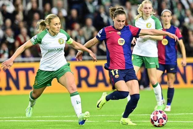 STOCKHOLM, SWEDEN 20241212 Hammarbys Ellen Gibson and Bacelonas Ewa Pajor during Thursdays Champions League, Womens Group D soccer match between Hammarby IF and FC Barcelona at Tele2 arena STOCKHOLM SWEDEN x10030x  Copyright: xJonasxEkströmer TTx CHAMPIONS LEAGUE HAMMARBY-BARCELONA