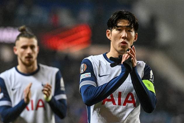 Rangers v Tottenham Hotspur UEFA Europa League Son Heung-Min of Tottenham Hotspur thanks fans during the UEFA Europa League match at Ibrox Stadium, Glasgow UK Newspapers OUT Copyright: xJamiexJohnstonx FIL-21079-0049