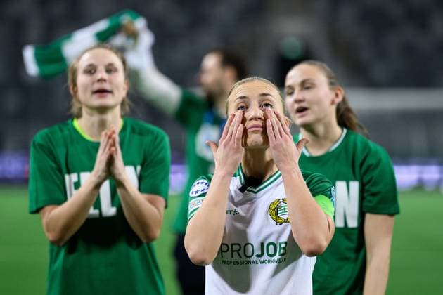 241212 Ellen Gibson of Hammarby is celebrated as she played her last game for the club after the UEFA Women s Champions League football match between Hammarby and Barcelona on December 12, 2024 in Stockholm Photo Jesper Zerman BILDBYRAN kod JZ JZ0598 fotboll football soccer fotball uefa womens champions league hammarby barcelona dam bbeng  Copyright: JESPERxZERMAN BB241212JZ074