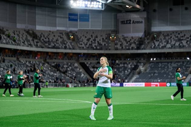 241212 Ellen Gibson of Hammarby is celebrated as she played her last game for the club after the UEFA Women s Champions League football match between Hammarby and Barcelona on December 12, 2024 in Stockholm Photo Jesper Zerman BILDBYRAN kod JZ JZ0598 fotboll football soccer fotball uefa womens champions league hammarby barcelona dam bbeng  Copyright: JESPERxZERMAN BB241212JZ077