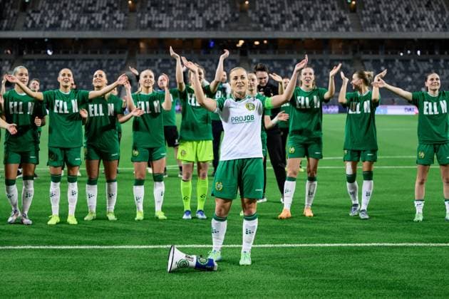 241212 Ellen Gibson of Hammarby is celebrated as she played her last game for the club after the UEFA Women s Champions League football match between Hammarby and Barcelona on December 12, 2024 in Stockholm Photo Jesper Zerman BILDBYRAN kod JZ JZ0598 fotboll football soccer fotball uefa womens champions league hammarby barcelona dam bbeng  Copyright: JESPERxZERMAN BB241212JZ079