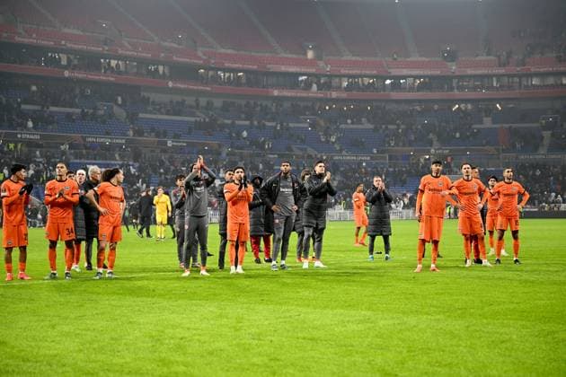 12 12 2024, xjhx, Football UEFA Europa League, Olympique Lyon Eintracht Frankfurt emspor, v l The players thank the fans DFL DFB REGULATIONS PROHIBIT ANY USE OF PHOTOGRAPHS as IMAGE SEQUENCES and or QUASI VIDEO Lyon