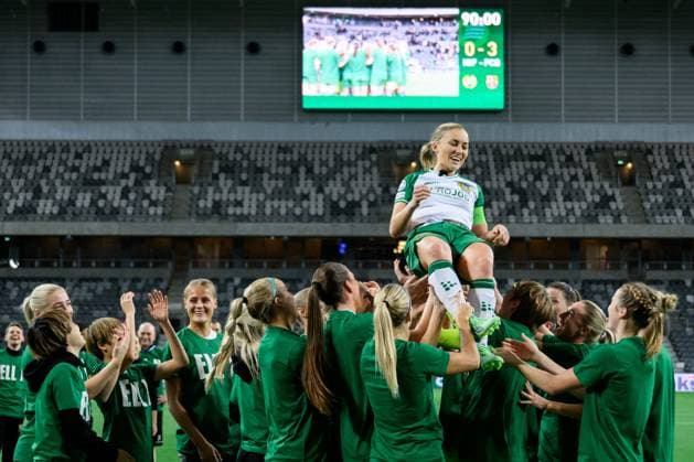 241212 Ellen Gibson of Hammarby is celebrated as she played her last game for the club after the UEFA Women s Champions League football match between Hammarby and Barcelona on December 12, 2024 in Stockholm Photo Jesper Zerman BILDBYRAN kod JZ JZ0598 fotboll football soccer fotball uefa womens champions league hammarby barcelona dam bbeng  Copyright: JESPERxZERMAN BB241212JZ086