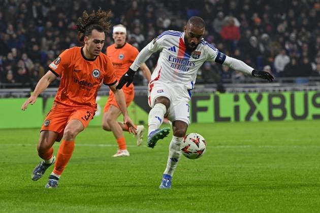 12 12 2024, xjrdrx, football UEFA Europa League, Olympique Lyon Eintracht Frankfurt emspor, v l Arthur Theate Eintracht Frankfurt Alexandre Lacazette Olympique Lyon duel, action, action, battle for the ball DFL DFB REGULATIONS PROHIBIT ANY USE OF PHOTOGRAPHS as IMAGE SEQUENCES and or QUASI VIDEO Lyon