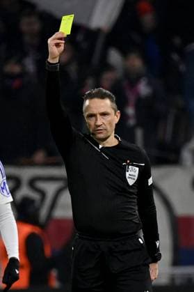 12 12 2024, xjrdrx, Football UEFA Europa League, Olympique Lyon Eintracht Frankfurt emspor, v l Referee Referee Andris Treimanis Latvia shows the yellow card DFL DFB REGULATIONS PROHIBIT ANY USE OF PHOTOGRAPHS as IMAGE SEQUENCES and or QUASI VIDEO Lyon