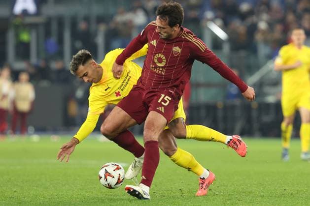 AS Roma Vs SC Braga in Rome, Italy - 12 Dec 2024 Andre Horta of Braga and Mats Hummels of Roma seen in action during the Uefa Europa League 2024-2025, day 6, football match between AS Roma vs SC Braga at Olympic Stadium. Final score; AS Roma 3 : 0 SC Braga. Rome Italy Copyright: xMarcoxIacobuccix xSOPAxImagesx MIACOBUC ROMA BRAGA00163