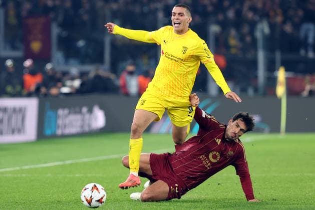 AS Roma Vs SC Braga in Rome, Italy - 12 Dec 2024 Amine El Ouazzani of Braga and Mats Hummels of Roma seen in action during the Uefa Europa League 2024-2025, day 6, football match between AS Roma vs SC Braga at Olympic Stadium. Final score; AS Roma 3 : 0 SC Braga. Rome Italy Copyright: xMarcoxIacobuccix xSOPAxImagesx MIACOBUC ROMA BRAGA00174