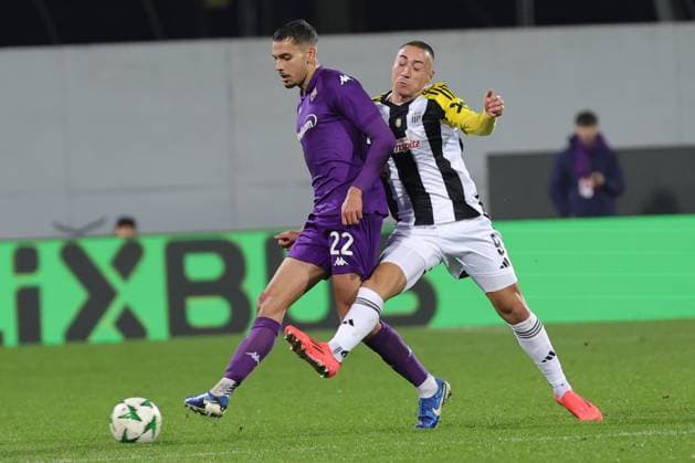 Fiorentina v LASK - UEFA Conference League Matias Moreno of ACF Fiorentina and Marin Ljubicic of Lask ,battle for the ball during the fifth Conference League match between ACF Fiorentina and Lask, on Dicember 12 ,2024 at Stadium Artemio Franchi in Florence, Italy Firenze FI Italy  Copyright: xAndreaxMartinix originalFilename:martini-fiorenti241212_npqhU.jpg