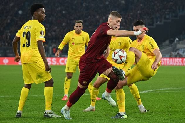 Soccer, Europa League first qualifying round, Roma v Sporting Braga Jean-Baptiste Gorby of Sporting Braga,Artem Dovbyk of AS Roma,Amine El Ouazzani of Sporting Braga during the Europa League phase Matchday 6 between Roma v Sporting Braga at Olympic stadium, Italy, Dec 12nd,, 2024. Imago-Image Emmefoto Copyright: xImago-Image Emmefotox