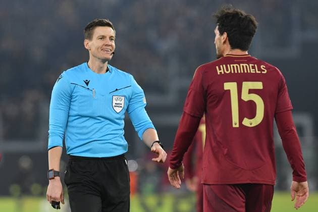 Soccer, Europa League first qualifying round, Roma v Sporting Braga Referee Daniel Siebert,Mats Hummels of AS Roma during the Europa League phase Matchday 6 between Roma v Sporting Braga at Olympic stadium, Italy, Dec 12nd,, 2024. Imago-Image Emmefoto Copyright: xImago-Image Emmefotox