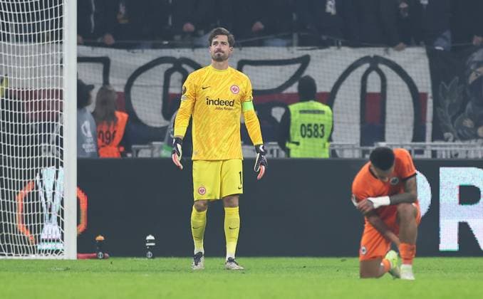 12 12 2024, Football UEFA Europa League, Olympique Lyon Eintracht Frankfurt, emonline, emspor, v l , Goalkeeper Kevin Trapp Eintracht Frankfurt enttaeuscht, enttaeuscht looking, dissapointed, traurig, frustiert, frust, gefrustet DFL DFB REGULATIONS PROHIBIT ANY USE OF PHOTOGRAPHS AS IMAGE SEQUENCES AND OR QUASI VIDEO xdcx Copyright: HMBxMedia Claus