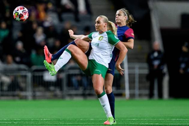 241212 Cathinka Tandberg of Hammarby and Patri Guijarro of Barcelona during the UEFA Women s Champions League football match between Hammarby and Barcelona on December 12, 2024 in Stockholm Photo Jesper Zerman BILDBYRAN kod JZ JZ0598 fotboll football soccer fotball uefa womens champions league hammarby barcelona dam bbeng  Copyright: JESPERxZERMAN BB241212JZ101