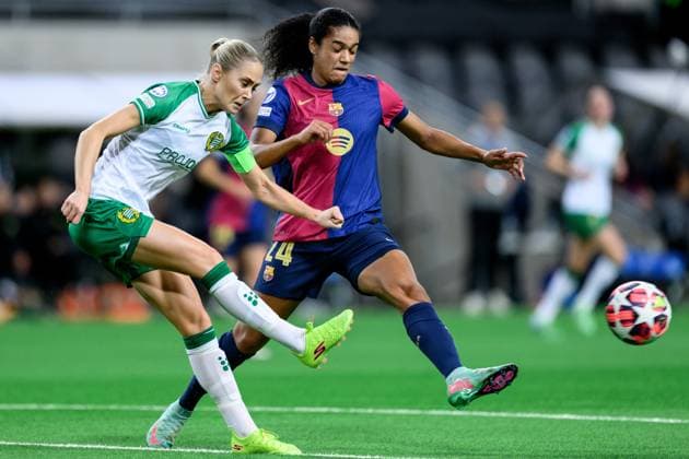 241212 Alice Carlsson of Hammarby and Esmee Brugts of Barcelona during the UEFA Women s Champions League football match between Hammarby and Barcelona on December 12, 2024 in Stockholm Photo Jesper Zerman BILDBYRAN kod JZ JZ0598 fotboll football soccer fotball uefa womens champions league hammarby barcelona dam bbeng  Copyright: JESPERxZERMAN BB241212JZ104