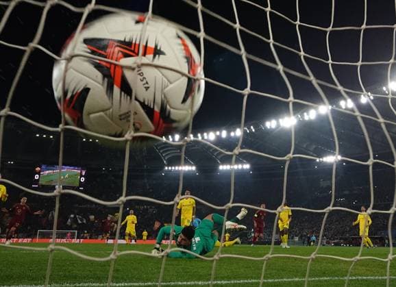 (241213) -- ROME, Dec. 13, 2024 -- Roma s Lorenzo Pellegrini (3rd R) scores during the UEFA Europa League match between Roma and Braga in Rome, Italy, Dec. 12, 2024. (Photo by Xinhua) (SP)ITALY-ROME-FOOTBALL-UEFA EUROPA LEAGUE-ROMA VS BRAGA AlbertoxLingria 