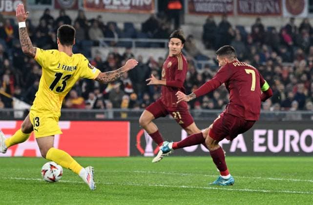 (241213) -- ROME, Dec. 13, 2024 -- Roma s Lorenzo Pellegrini (R) scores during the UEFA Europa League match between Roma and Braga in Rome, Italy, Dec. 12, 2024. (Photo by Xinhua) (SP)ITALY-ROME-FOOTBALL-UEFA EUROPA LEAGUE-ROMA VS BRAGA AlbertoxLingria 