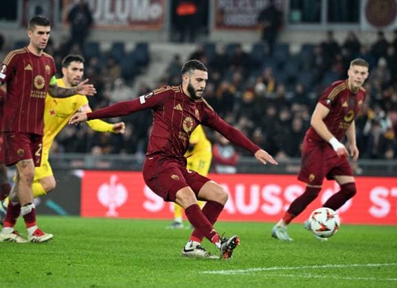 (241213) -- ROME, Dec. 13, 2024 -- Roma s Mario Hermoso (C) scores during the UEFA Europa League match between Roma and Braga in Rome, Italy, Dec. 12, 2024. (Photo by Xinhua) (SP)ITALY-ROME-FOOTBALL-UEFA EUROPA LEAGUE-ROMA VS BRAGA AlbertoxLingria 