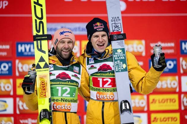 Bilder des Jahres 2024, Sport 12 Dezember Sport Themen der Woche KW50 Sport Bilder des Tages PASCHKE Pius (Deutschland), WELLINGER Andreas (Deutschland) jubeln ueber den Sieg auf dem Podium bei der Siegerehrung, GER, FIS Viessmsann Skisprung Weltcup Titisee-Neustadt, Super Team Springen, Saison 2024 2025, 13.12.2024 GER, FIS Viessmsann Skisprung Weltcup Titisee-Neustadt, Super Team Springen, Saison 2024 2025, 13.12.2024 Titisee-Neustadt *** PASCHKE Pius Germany , WELLINGER Andreas Germany celebrate victory on the podium at the award ceremony, GER, FIS Viessmann Ski Jumping World Cup Titisee Neustadt, Super Team Jumping, 2024 2025 season, 13 12 2024 GER, FIS Viessmann Ski Jumping World Cup Titisee Neustadt, Super Team Jumping, 2024 2025 season, 13 12 2024 Titisee Neustadt Copyright: xEibner-Pressefoto Memmlerx EP_MMR