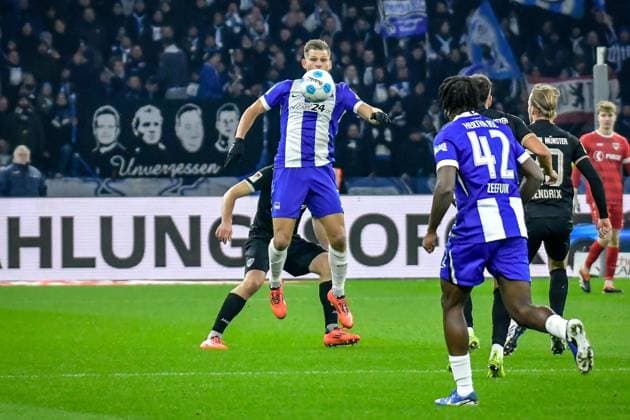 Fussball 2 Bundesliga Hertha BSC Berlin Preußen Münster 13 12 2024, xdanx, Fussball 2 Bundesliga Hertha BSC Berlin Preußen Münster v l Florian Niederlechner Hertha BSC 7 ,am Ball,Zweikampf, Duell, Kampf, tackle DFL DFB REGULATIONS PROHIBIT ANY USE OF PHOTOGRAPHS as IMAGE SEQUENCES and or QUASI VIDEO Daniel Lakomski Mix1 Berlin Olympiastadion Berlin Berlin Germany EN Copyright: xDanielxLakomskix