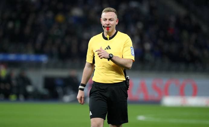 Referee Lars Erbst Action Upper body Sport Football Soccer Soccer DFL 2 Bundesliga Men 16 Matchday Season 2024 2025 13 12 2024 Hertha BSC Berlin vs Preußen Münster DFL regulations prohibit any use of photographs as image sequences and or quasi video