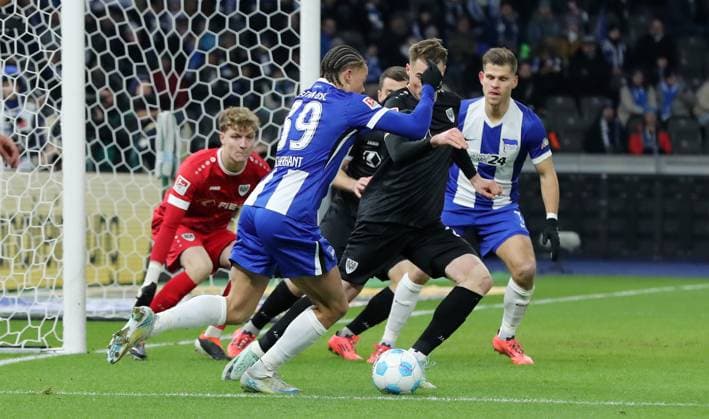 Goalkeeper Johannes Schenk, Derry Scherhant on the ball, Niko Koulis duel Match scene Action Sport Soccer Football DFL 2 Bundesliga Men 16 Matchday Season 2024 2025 13 12 2024 Hertha BSC Berlin vs Preußen Münster DFL regulations prohibit any use of photographs as image sequences and or quasi video