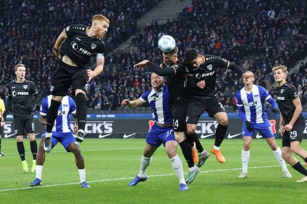 DEU, DFL, 2 FBL, Hertha BSC vs Preussen Muenster, 13 12 2024, Berliner Olympiastadion, Berlin, DEU, DFL, 2 FBL, Hertha BSC vs Preussen Muenster, im Bild Toni Leistner Hertha BSC Berlin 37 , Niko Koulis Preussen Muenster 24 , Andras Nemeth Preussen Muenster 28 , Mikkel Kirkeskov Preussen Muenster 2 DFL regulations prohibit any use of Photographs as image sequences and or quasi video Foto Juergen Engler nordphoto GmbH nordphotoxGmbHx xEngler nph00076
