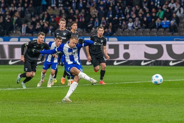 Soccer, Men, Season 2024 2025, 2 Bundesliga 16 Matchday , Hertha BSC SC Preußen Münster, Derry Scherhant Hertha BSC scores from the penalty spot to make it 1-0, 13 12 2024, Copyright: xSebastianxRäppold MatthiasxKochx