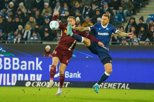 2 Bundesliga Karlsruher SC vs SSV Jahn Regensburg duel between Eric Hottmann SSV Jahn Regensburg 9 and Marcel Franke Karlsruher SC 28 2 Bundesliga Karlsruher SC vs SSV Jahn Regensburg, BBBank Wildpark, Friday 13 12 2024 Copyright: xBEAUTIFULxSPORTS Boscox