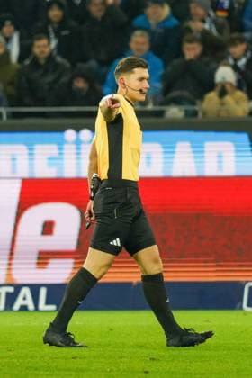 2 Bundesliga Karlsruher SC vs SSV Jahn Regensburg Felix Prigan Referee who whistles the penalty for SSV Jahn Regensburg 2 Bundesliga Karlsruher SC vs SSV Jahn Regensburg, BBBank Wildpark, Friday 13 12 2024 Copyright: xBEAUTIFULxSPORTS Boscox