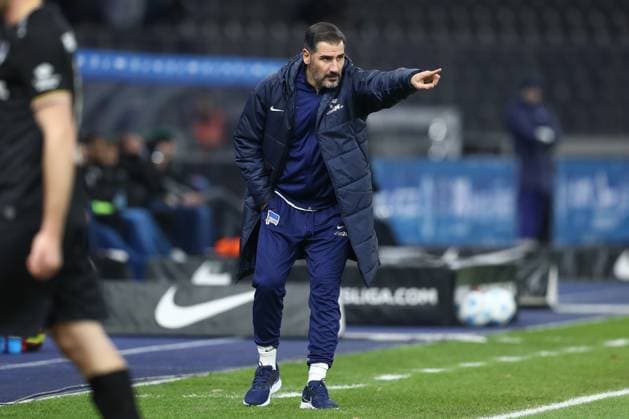 13 12 2024, xtgx, Fußball 2 Bundesliga, Hertha BSC Berlin Preussen Muenster emspor, v l Cristian Fiel Hertha, Trainer gibt Anweisungen, gestikuliert mit den Armen, gesticulate, gives instructions DFL DFB REGULATIONS PROHIBIT ANY USE OF PHOTOGRAPHS as IMAGE SEQUENCES and or QUASI VIDEO Berlin