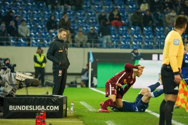 2 Bundesliga Karlsruher SC vs SSV Jahn Regensburg Andreas Patz SSV Jahn Regensburg coach watching a foul directly in front of him 2 Bundesliga Karlsruher SC vs SSV Jahn Regensburg, BBBank Wildpark, Friday 13 12 2024 Copyright: xBEAUTIFULxSPORTS Boscox