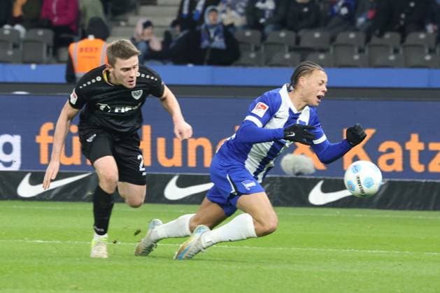 DEU, DFL, 2 FBL, Hertha BSC vs Preussen Muenster, 13 12 2024, Berliner Olympiastadion, Berlin, DEU, DFL, 2 FBL, Hertha BSC vs Preussen Muenster, im Bild Derry Scherhant Hertha BSC Berlin 39 , Jano ter Horst Preussen Muenster 27 DFL regulations prohibit any use of Photographs as image sequences and or quasi video Foto Juergen Engler nordphoto GmbH nordphotoxGmbHx xEngler nph00076