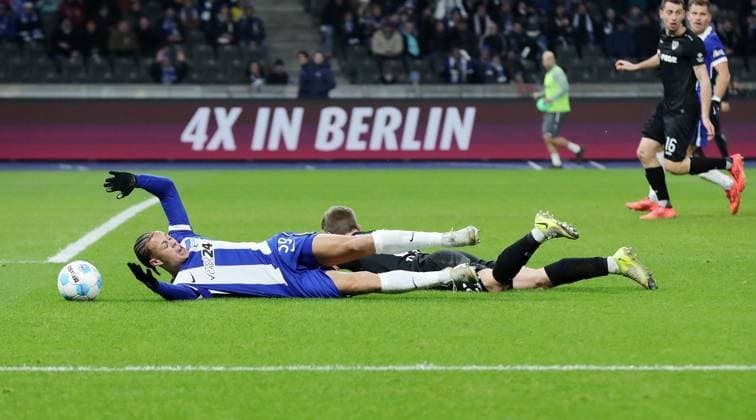 Derry Scherhant is fouled by Jano ter Horst duel Match scene Action Sport Soccer Football DFL 2 Bundesliga Men 16 Matchday Season 2024 2025 13 12 2024 Hertha BSC Berlin vs Preußen Münster DFL regulations prohibit any use of photographs as image sequences and or quasi video