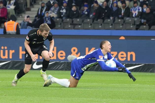 DEU, DFL, 2 FBL, Hertha BSC vs Preussen Muenster, 13 12 2024, Berliner Olympiastadion, Berlin, DEU, DFL, 2 FBL, Hertha BSC vs Preussen Muenster, im Bild Derry Scherhant Hertha BSC Berlin 39 , Jano ter Horst Preussen Muenster 27 DFL regulations prohibit any use of Photographs as image sequences and or quasi video Foto Juergen Engler nordphoto GmbH nordphotoxGmbHx xEngler nph00076